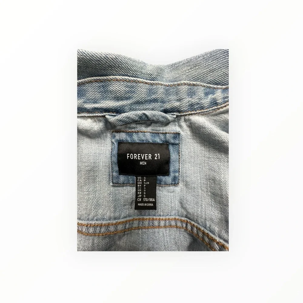 Forever‎ 21 Denim Jacket Mens S Light Blue Trucker Faded Button Up 3621